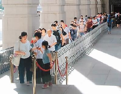 8月25日14时,国博门前依旧排着长队 图源:人民网