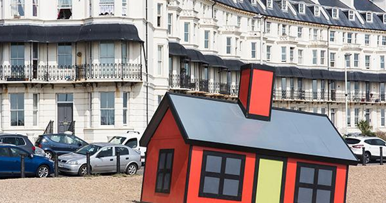 “小房子往一边倾斜，要倒不倒”：度假屋（Holiday Home），理查德?伍兹，图片：Thierry Bal