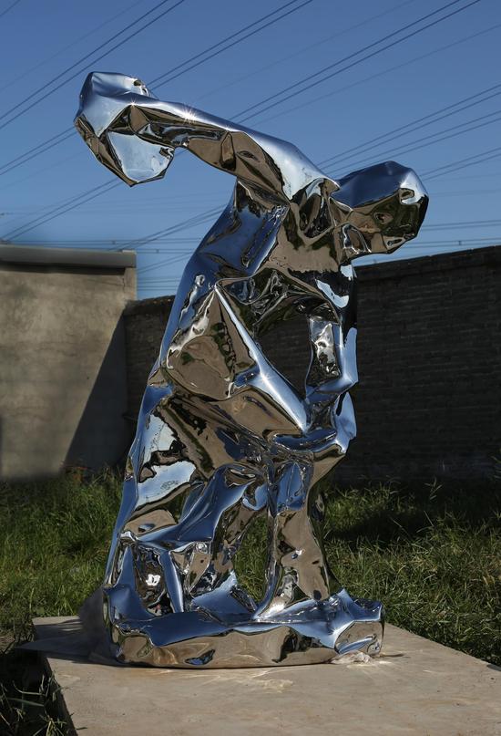 《掷铁饼者》锈钢,高:180cm,2017年