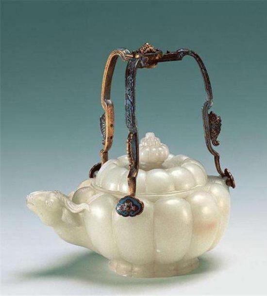 玉羊首提梁壶
清嘉庆
通梁高16.8cm,通盖高10.1cm,口径8.9cm,足径6.8cm。