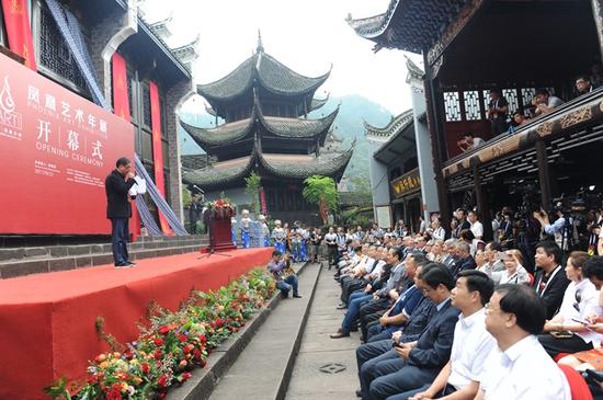 9月22日，首届凤凰艺术年展在湖南凤凰古城万寿宫开幕