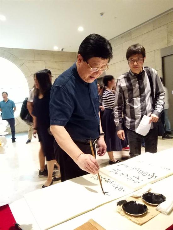  �������ͼҡ�������ƽ����  