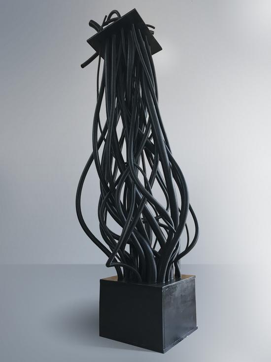 ▲ 邱宇《神经·源2#》;装置;螺纹软管,马达,传动装置;60x60x220cm;2017