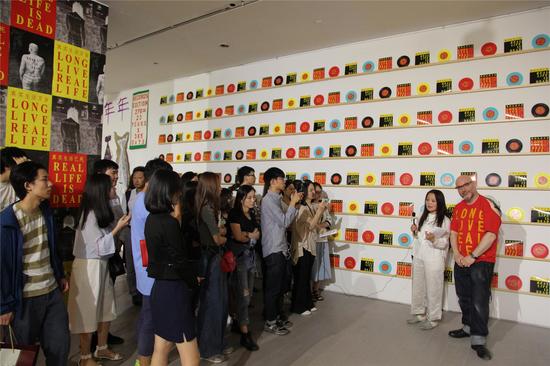 策展人郝亚冬导览现场。右一罗斯?辛克莱，右二郝亚冬