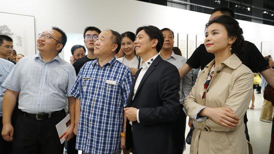 管峻与著名学者莫言()参观展览