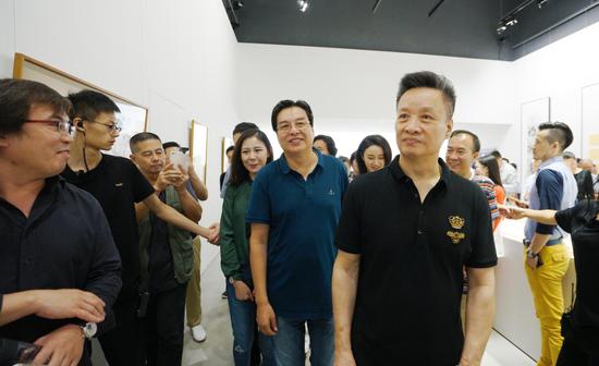 著名歌唱家阎维文(右一) 展览