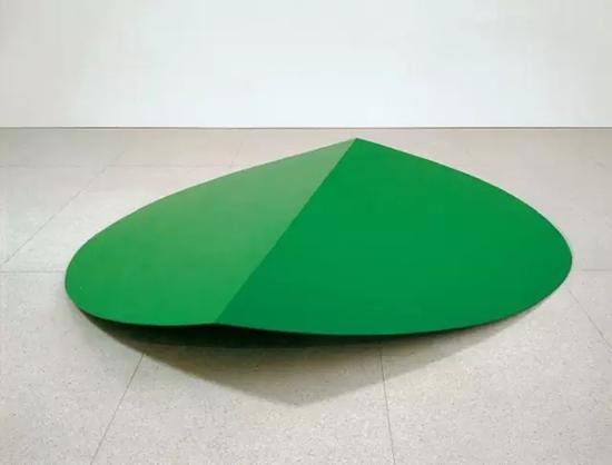 《绿摇椅》（Green Rocker），1968年，53.3*266.7*284.5cm，涂制铝材