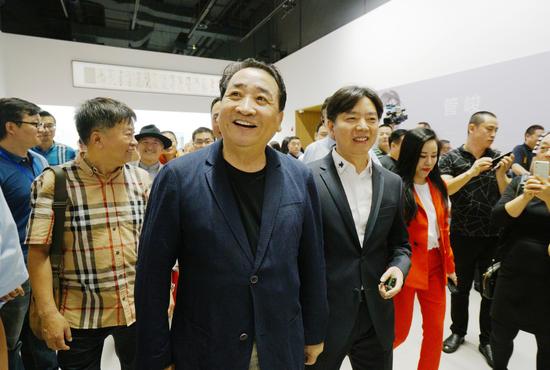 管峻与著名表演艺术家姜昆参观展览