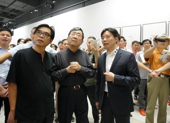 管峻与著名学者余秋雨(左二)参观展览