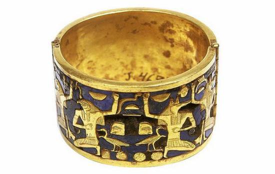 【那赫特普女王黄金镶嵌手镯】Gold Inlaid Bracelet of Queen Ahhotep
第十七王朝末期塞格嫩拉的王后，同时也是十八王朝首位法老阿赫摩斯一世的母亲。