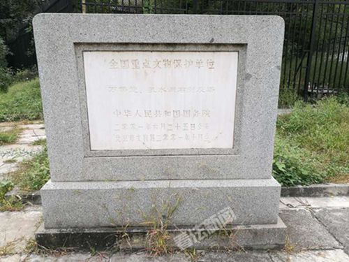 图为:万佛堂辽代花塔在发现盗情后,相关部门在古塔周围安装了金属护栏,一般人无法靠近 摄/法制晚报·看法新闻 记者 崔毅飞