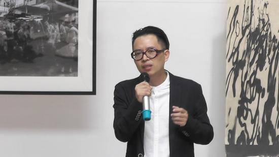 本次活动策展人之一、新浪当代艺术频道总监陈晓峰