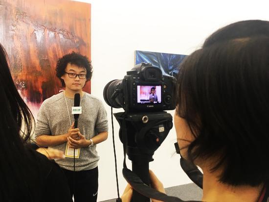 艺术家李木子接受媒体采访