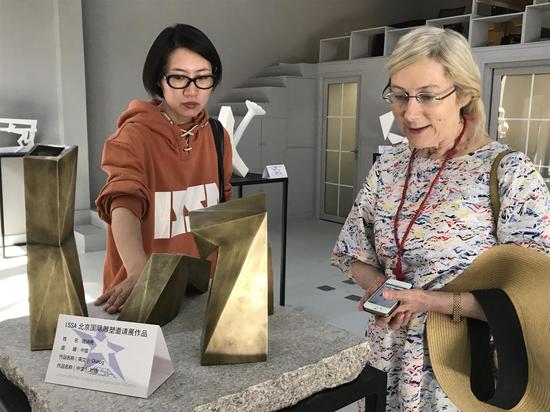 新西兰驻华大使夫人参观国际雕塑创作营联盟在北京798举行的架上雕塑展。