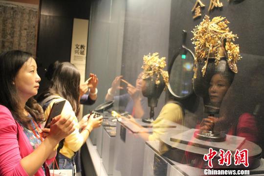 游客观看展品“金凤冠”　冷桂玉　摄