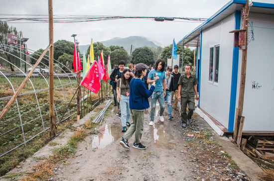 艺术家孙闻冠在隆里草莓大棚介绍自己的艺术项目