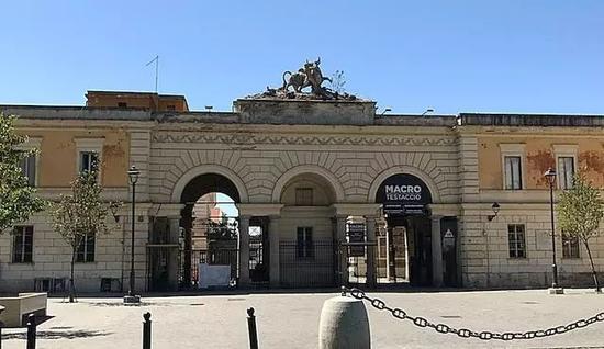 在罗马当代艺术馆Testaccio分馆曾经就是当地的屠宰场,因此在老建筑上还可以看到人与牛的雕塑(photo by Wu Xiaoshuang)