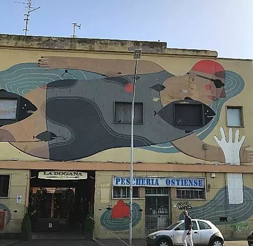 Agostino Iacurci在Testaccio区的鱼市外墙上的作品(photo by Wu Xiaoshuang)