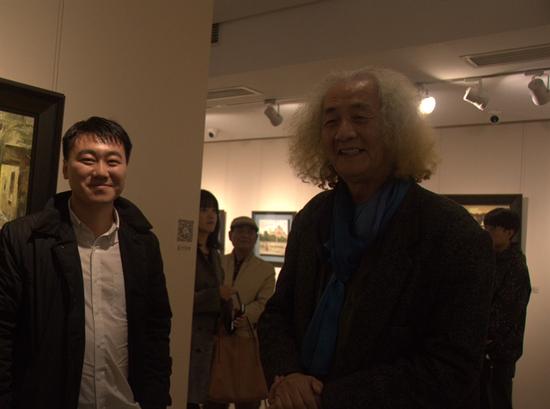 中国美术家协会《美术》杂志前主编王仲先生与参展艺术家廖正定交流