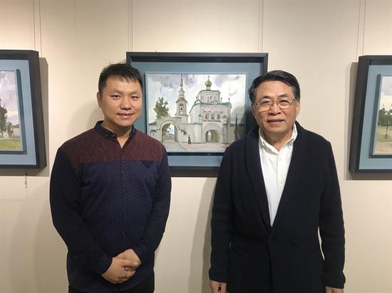 中国艺术研究院中国油画院杨飞云院长与参展艺术家黄远鹏在参展作品前合影留念