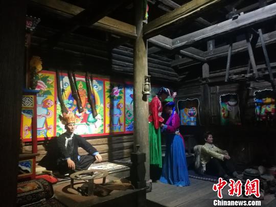 图为摩梭建筑祖母屋模型内部。　杨珺 摄