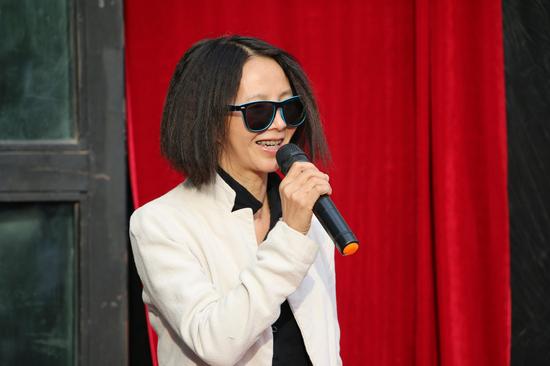 中捷美术馆馆长覃琨英在开幕式上致辞
