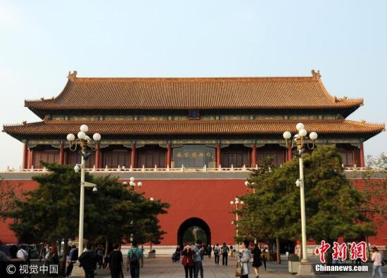 资料图：9月27日，“故宫博物院”五个大字，出现在了北京故宫博物院端门避风阁的玻璃幕墙上。