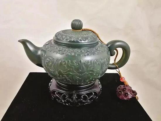 俞挺的玉雕作品《薄胎茶壶》