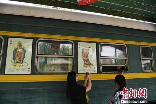 甘肃高台蒸汽机绿皮车车厢建成连环画博物馆