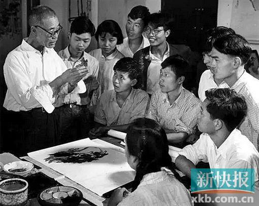 1961年,潘天寿给花鸟班的学生上课。