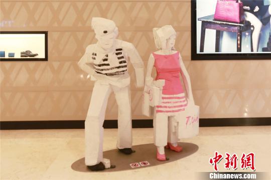 资料图:台湾著名雕塑家朱铭作品亮相重庆。 唐刚 摄
