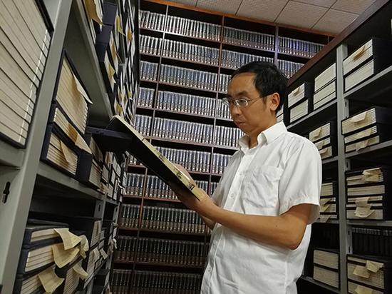 10月2日,寻霖在古籍阅览室查阅文献资料。 本文图片均为 澎湃新闻记者 朱远祥 摄