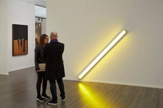 Dan Flavin， 《1963年5月25日的对角线（致敬康斯坦丁·布朗库西）》，1963，在弗里兹大师展上卓纳画廊展位。图片：by Benjamin Westoby； Courtesy of Benjamin Westoby/Frieze