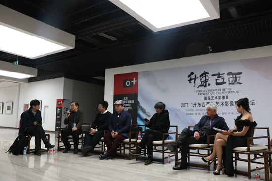 2017“升东吉西”艺术影像对话论坛（左起：曾璜、马跃、杨岳、卢骁、张亚东、PIERRE、张啦啦）