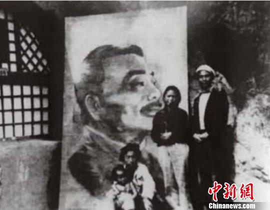 1941年,张仃为鲁迅逝世五周年纪念大会创作巨幅鲁迅肖像。主办方供图
