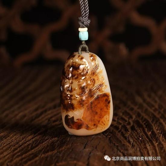 　　02274李剑  和田玉籽料钟馗纳福

　　规格：4.8×3.0×1.3cm 

　　重量：39g

　　白度：一级

　　脂份：高

　　密度：好

　　款识：龙腾、腾

　　起拍价：RMB80000-100000

　　附艺术家证书