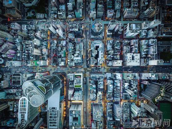 图:新旧建筑混杂的旺角,高楼就像一根针,扎入旺角的心脏