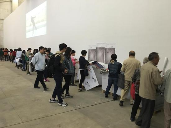 《万象：艺术招贴画展》吸引观众热情参与