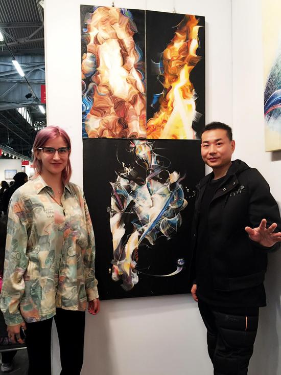 艺术家彭麒（右）与观众合影