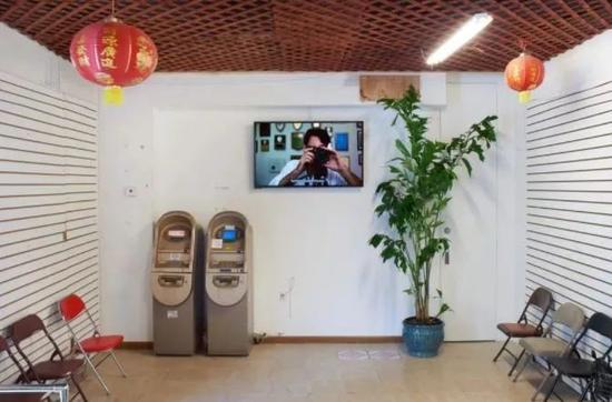 纽约JamesCohan画廊“Omer Fast:August”展览现场,2017。图片:Phoebe d‘Heurle
