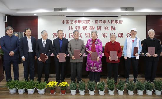 聘请中国工艺美术大师、国家级非遗代表传承人汪寅仙、徐秀棠、吕尧臣、中国工艺美术大师徐汉棠、李昌鸿、周桂珍、中国陶瓷大师何道洪、曹婉芬、毛国强为学术顾问,