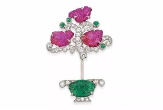 Tutti Frutii

　　红宝石雕件、祖母绿雕件及钻石胸针

　　Cartier设计