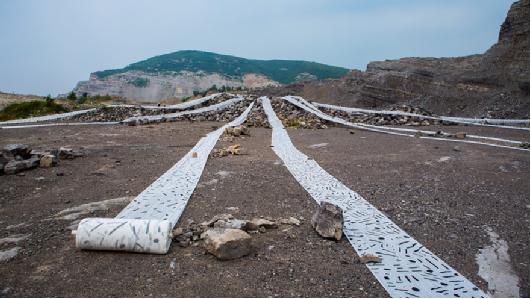 一米高、总长近四公里的水墨大地艺术作品，工作量可见一斑