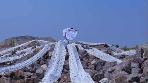 借得青山无限意，还回大地一怀情——“借山还山”大地行为艺术中的赵志军在行“借山”“还山”礼