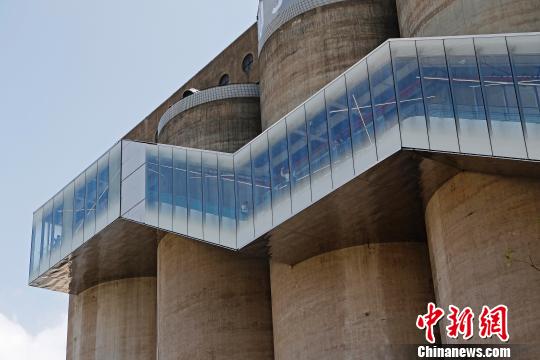昔日上海民生码头八万吨筒仓华丽变身“艺术秀场”。　殷立勤　摄