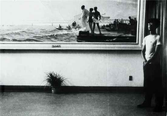 1959年李秀实在《万里长江横渡》展览现场