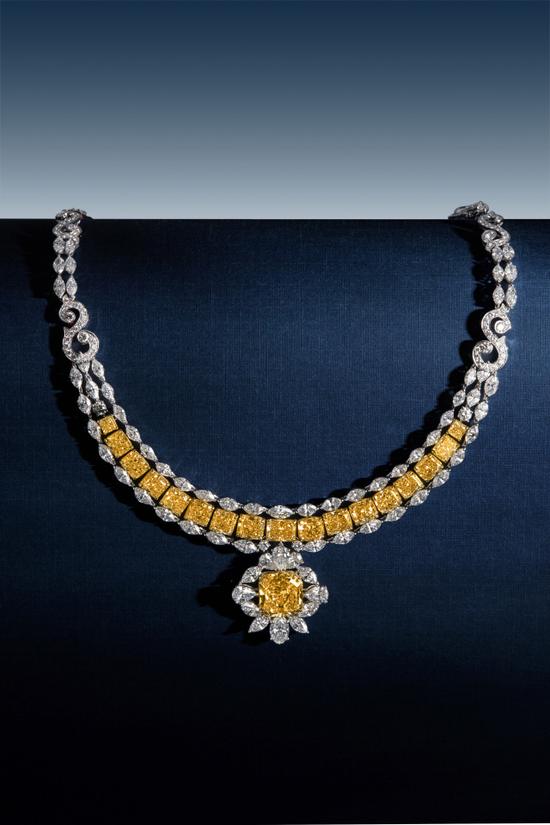 27.25克拉 彩黄色 钻石项链（主石重约8.12克拉）

　　Fancy Yellow Diamond and Diamond Necklace

　　附美国宝石学院GIA证书（共19份）

　　Accompanied by GIA report