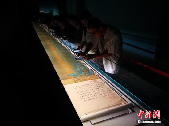 9月18日,北京故宫博物院的专家和业务人员排起长队,利用周一闭馆日时间到午门观摩学习难得一见的北宋名画《千里江山图》。本月15日,故宫年度大展《千里江山——历代青绿山水画特展》拉开帷幕,诸多传世名作亮相,而堪比《清明上河图》的北宋名画《千里江山图》,更是备受关注。几天来,“冲刺”看名画的“故宫跑”,再次成为热词。中新社记者 杨可佳 摄