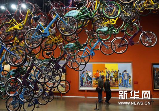 10月28日，观众在“从石库门到天安门”上海美术作品展上参观。新华社记者 任珑 摄