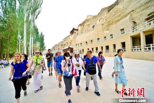 资料图：国内外旅行商考察团在敦煌莫高窟参观考察。　王斌银 摄